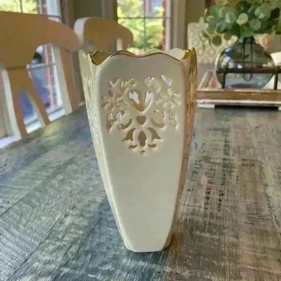Lenox Vase Heart Floral Gold Trim 7 in x 3.5 in Valentine Cream - Picture 2 of 4
